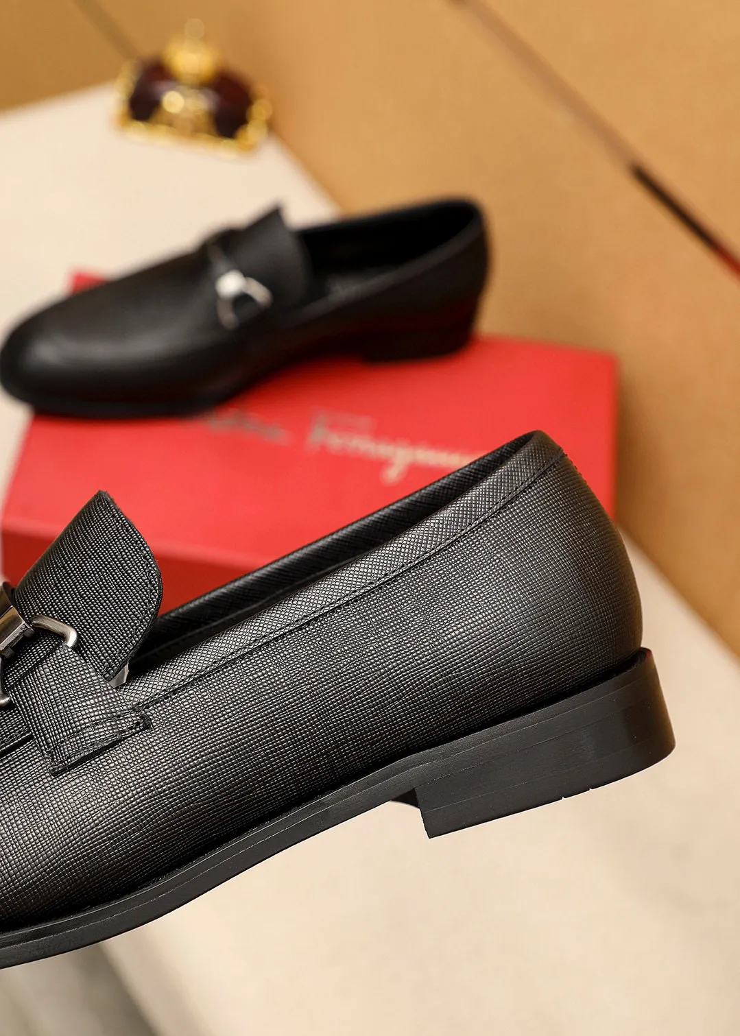 Men's shoes 💰480 💐 Product trademark: Ferragamo "Ferragamo" casual leather shoes Regular size: 38-44 (45.46🉑️customized) Product materials: Selected imported first-layer cross-grain cowhide leather upper + luxury hardware buckle, imported water-dyed cow leather lining. Strong three-dimensional visual effect, original rubber outsole Color: 1⃣️color optional
